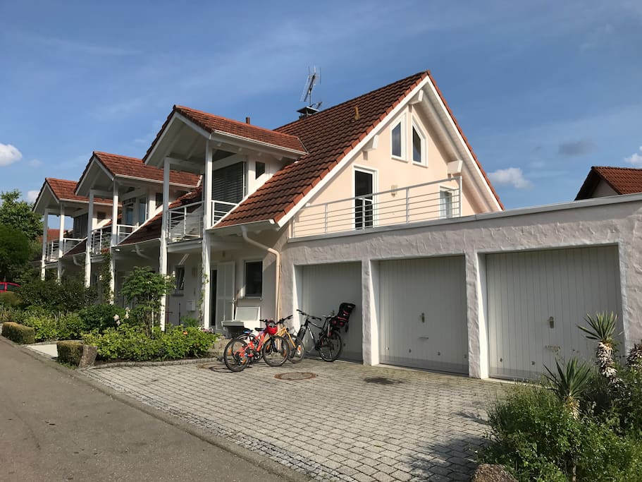 Das Haus von der anderen Seite mit der rechten Garage zur Mitbenutzung und dem Stellplatz vor der mittleren Garage....