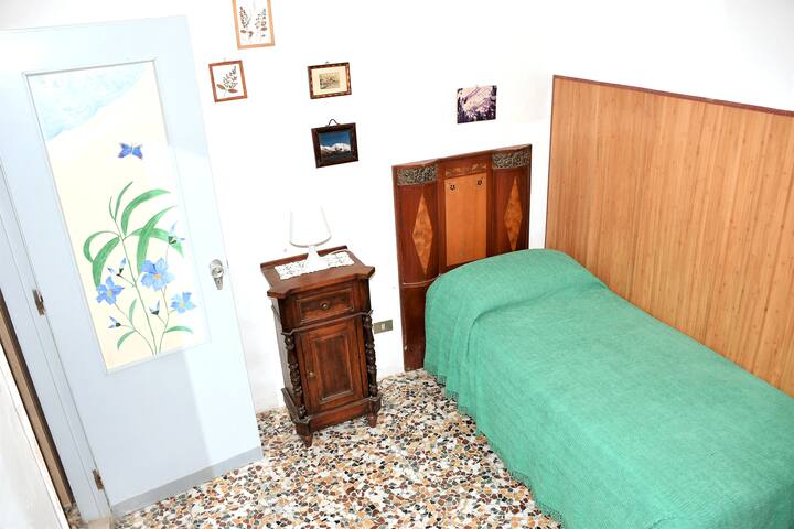 Chumba kimoja chenye dirisha