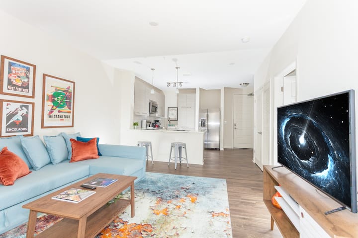 Удобна всекидневна, разтегателен диван за допълнителен гост