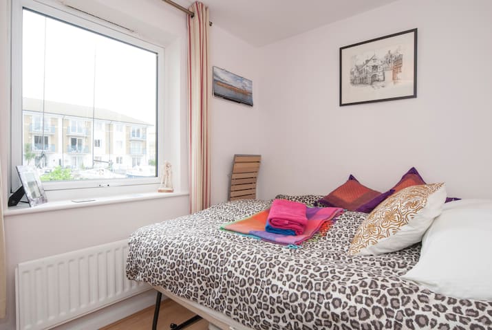 Quiet double room Brighton Marina