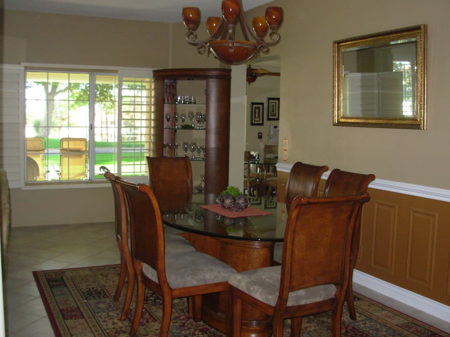 Choose your favourite dining area: the formal room, the kitchen nook or al fresco on the patio.