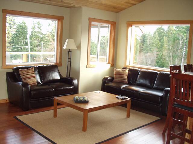 Private, new, quiet carriage house