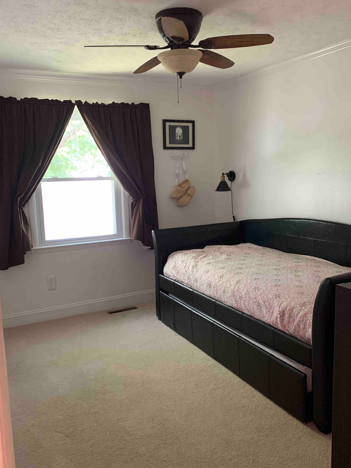 Tweepersoonskamer met twee uitschuifbare bedden op de bovenverdiep Nieuwe vinylvloeren geïnstalleerd op 20/923.