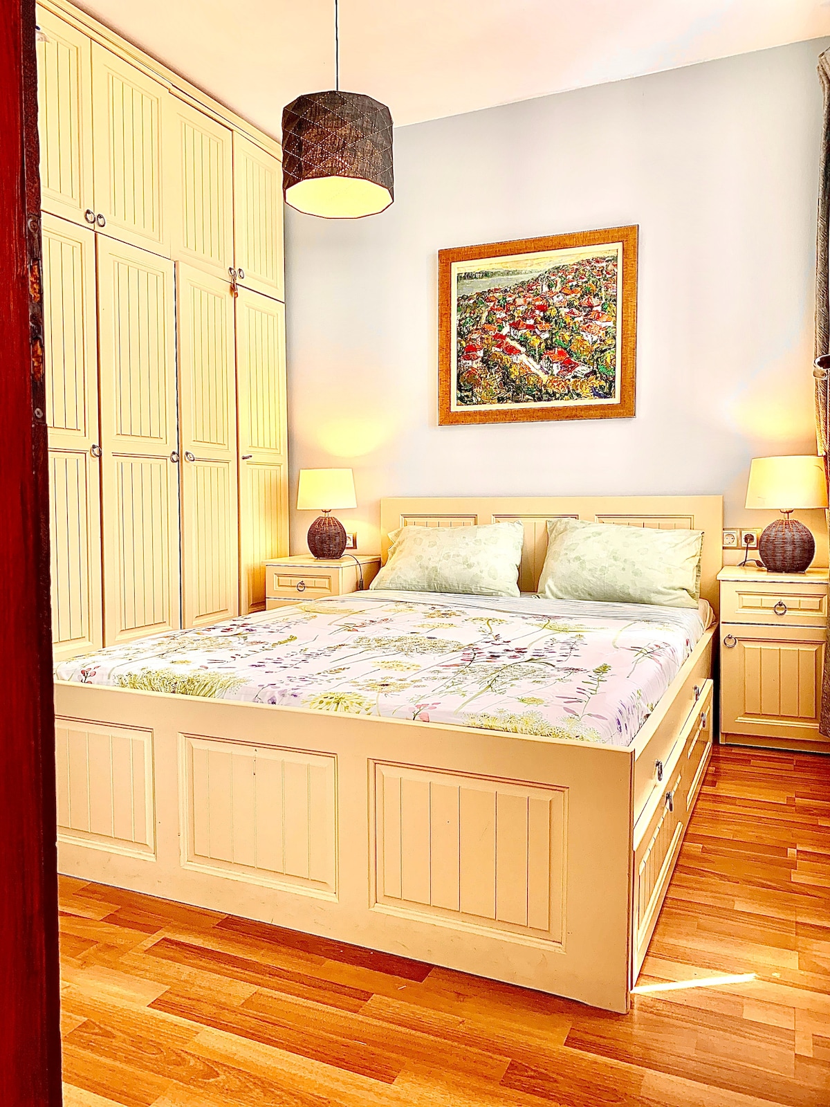 Dvojlôžková spálňa s výhľadom na hory.