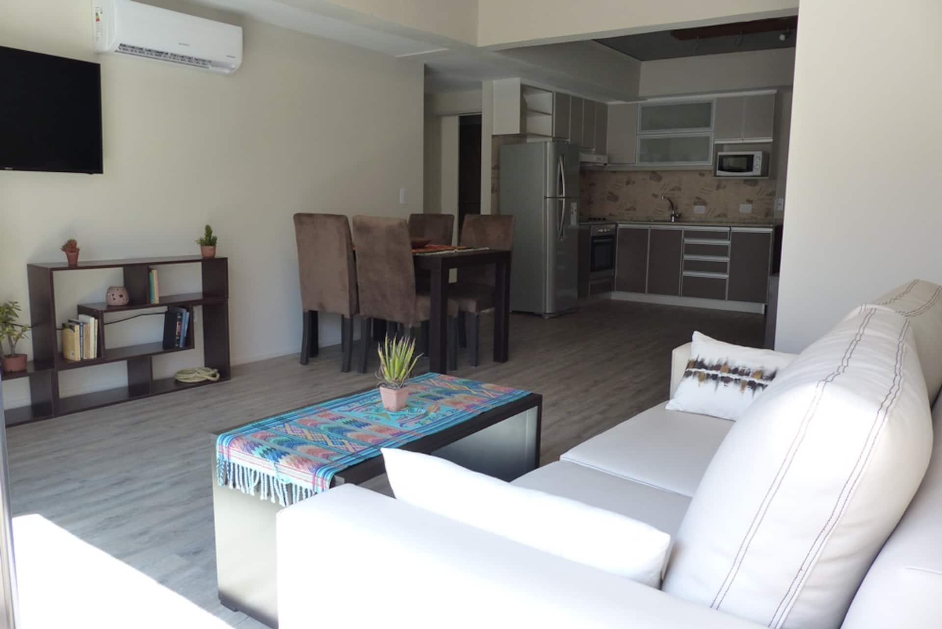 Меблированная двухкомнатная квартира с балконом в Recoleta