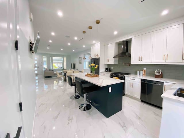 *Newly Built*3BR 2.5Bath Home 15min 2 DT w/Parking gallery image 2