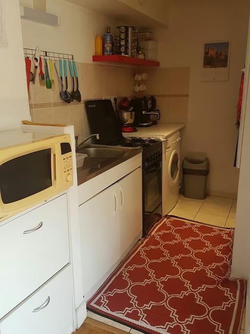 Petite cuisine équipée ( robot , cafetière , gaziniere , micro onde , machine à laver )
