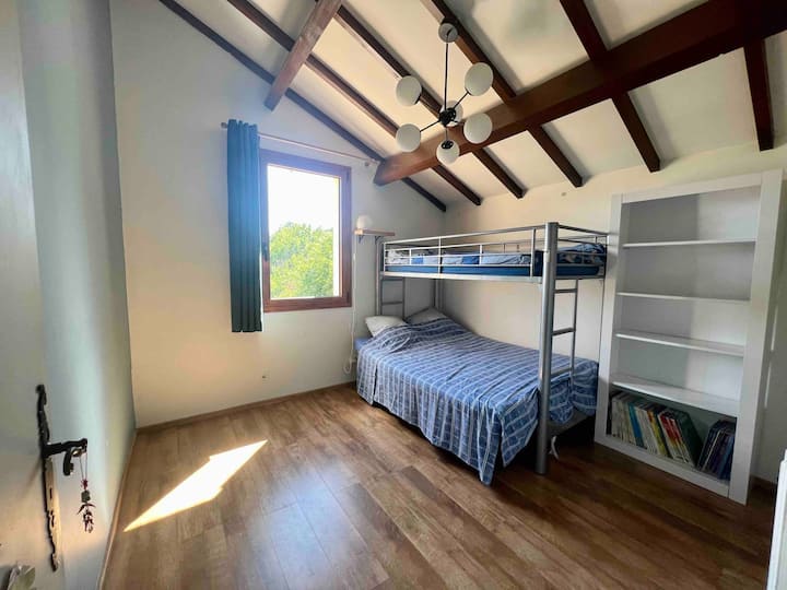 Chumba cha kulala juu ya ghorofa + 1:
- 1 kitanda mara mbili
- 1 kitanda kimoja 