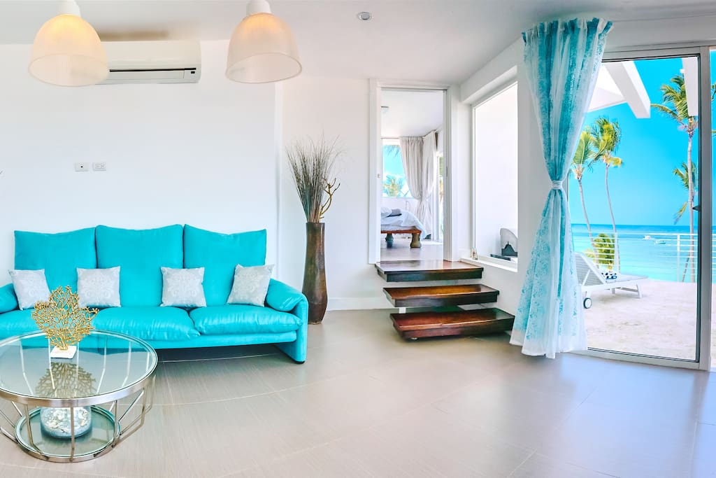 All you need is to enjoy the beauty of this Caribbean spot: this spacious living room opens you a unique opportunity to live right on the beach!
