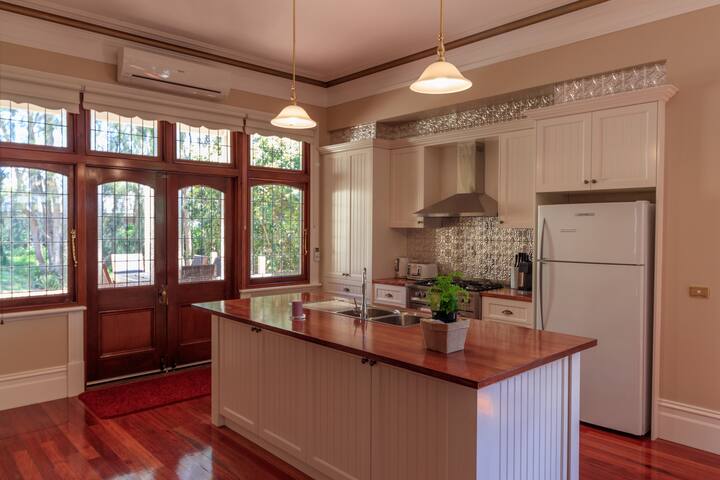 2 Bedroom Victorian Luxury in Lilydale gallery image 5