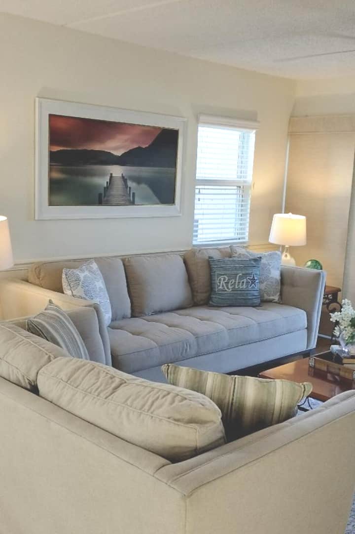 סלון, פינת אוכל /מטבח
היכנסו לחלל פתוח מזמין ומואר, שנועד לנוחות ולפונקציונליות. בסלון יש שתי ספות נעימות, מושלמות למנוחה אחרי יום של סיורים, קריאה או צפייה בתוכניות האהובות עליכם 