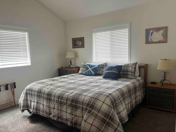 楼上主卧配备加大双人床