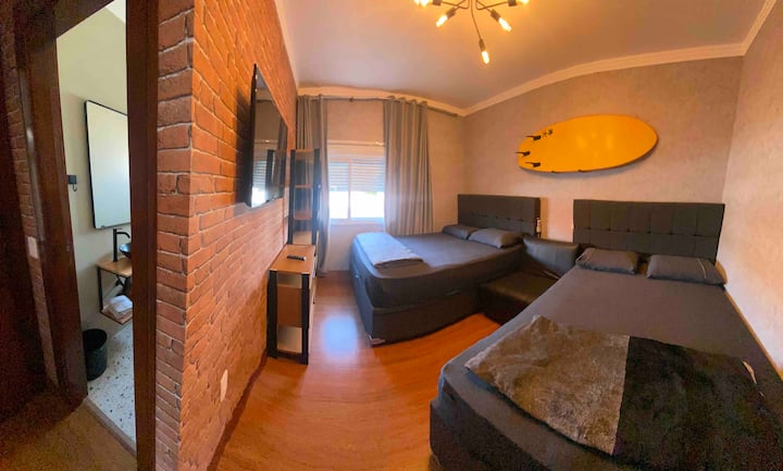 Suite de 3 
dormitorios con dos camas dobles. 
1 de ellos con masaje 
Sofá cama entre ellos , que da la vuelta, pero un cama individual 
Capacidad para 5 personas en esta suite. 
Televisor inteligente 
Aire acondicionado frío y frío