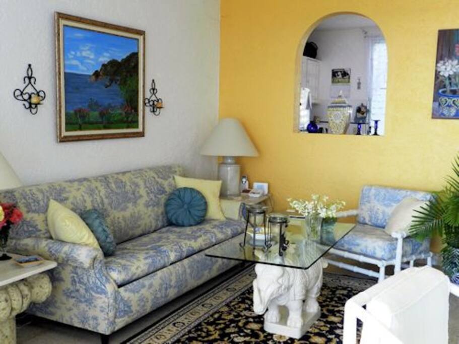 COMFORTABLE LIVING ROOM