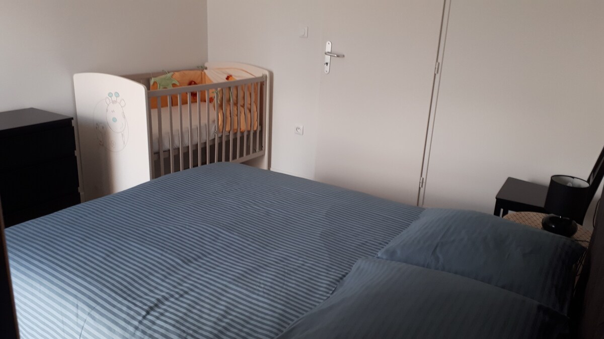 Spálňa so 140 lôžkami a detskou postieľkou a vybavením k dispozícii.
Pracovný priestor na pracovnej ploche (nezobrazuje sa na fotke).