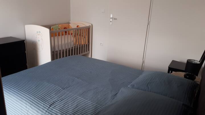 Habitación con cama de 140 y cuna más material disponible.
Espacio de trabajo con escritorio (no visible en la foto).