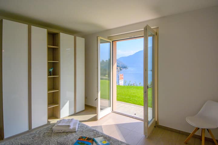 Druga glavna spavaća soba s izravnim pristupom vrtu i pogledom na prizemlje jezera