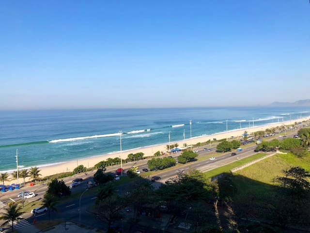 Flat espaçoso e renovado na praia com vista do mar