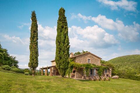 Luxury Tuscan countryside villa with pool/WiFi/AC