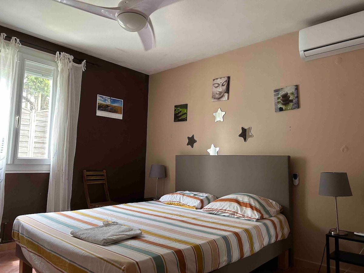 Dormitorio 1 con aire acondicionado y baño privado contiguo y ventilador de techo 