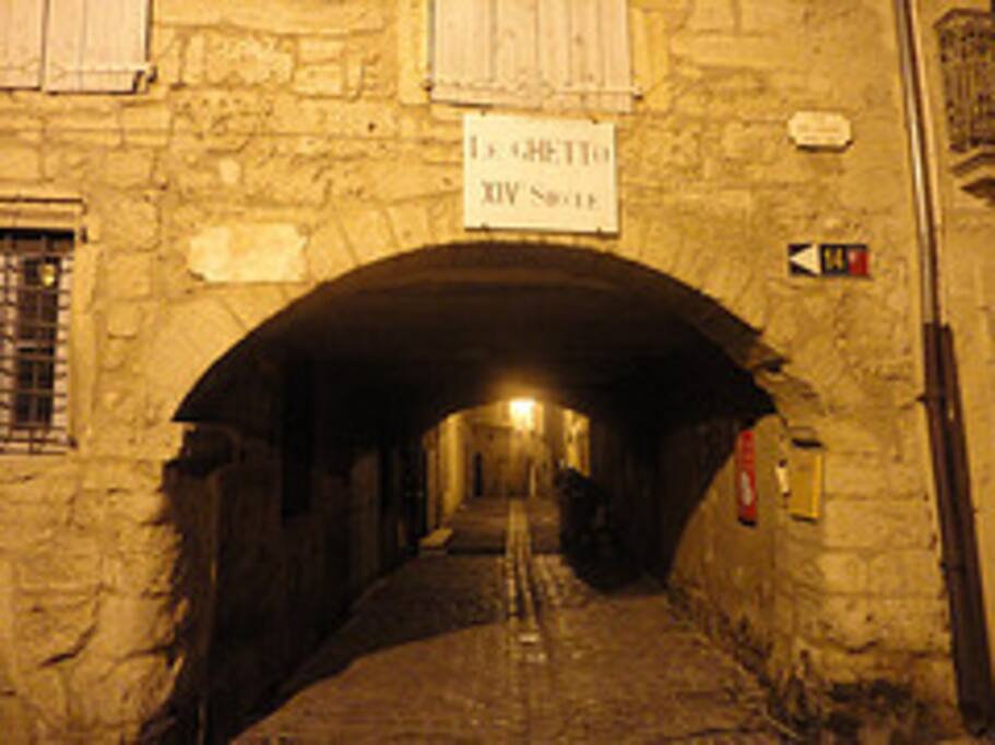 Arch from main street to apartment