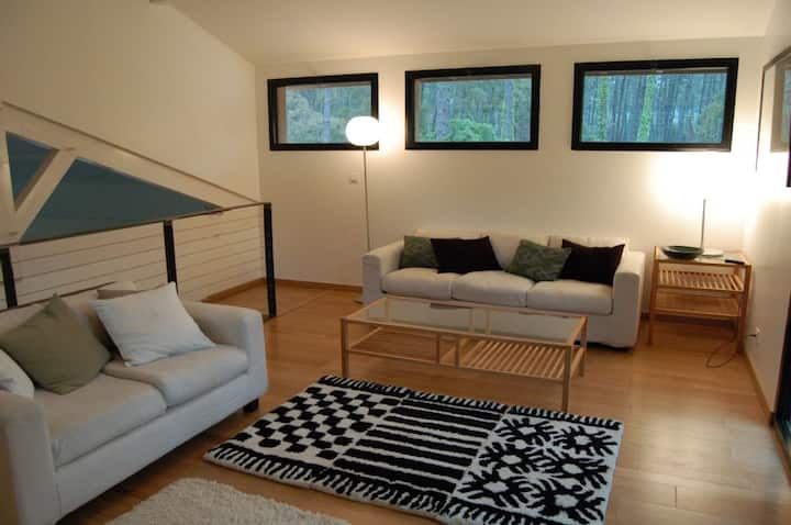 Mezzanine, segunda sala de estar con TV y espacio de oficina