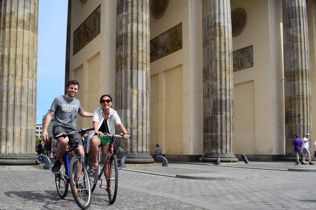 Stop at Brandenburg Gate: Penny, her husband (airbnb-guests from US) and 2 of my bikes
