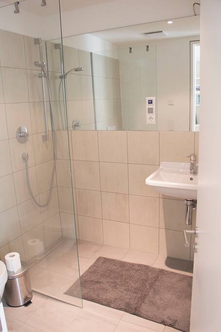 Ein modernes, kleines Badezimmer bietet alles was man benötigt.