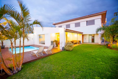 Top performing Airbnb: Luxurious villa in Puerto de la Cruz with pool in Puerto De La Cruz