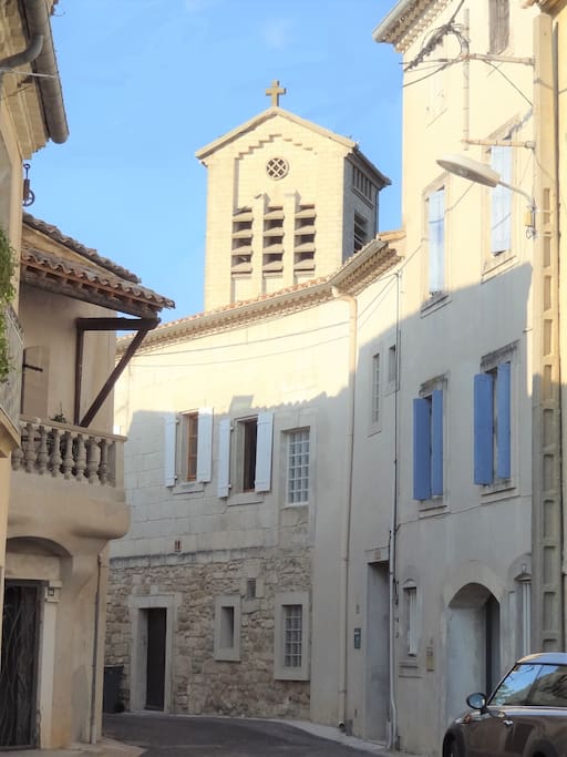 La maison au centre du village, l'église en arrière plan