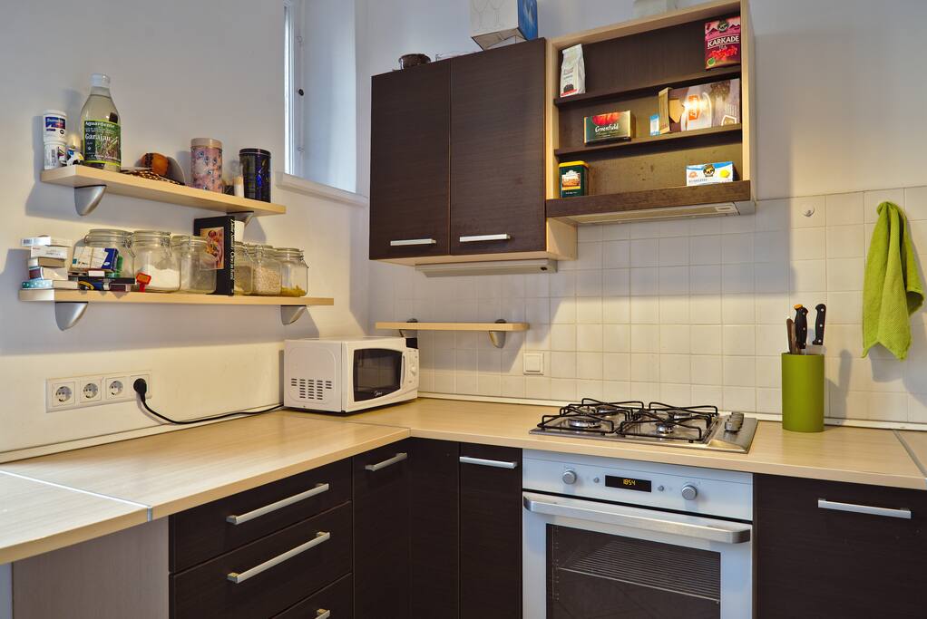 A look into the kitchen. If necessary, I can help out with cooking breakfast.