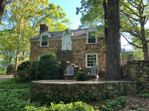 Guest cottage on 5 acres - 1/2 mile from campus