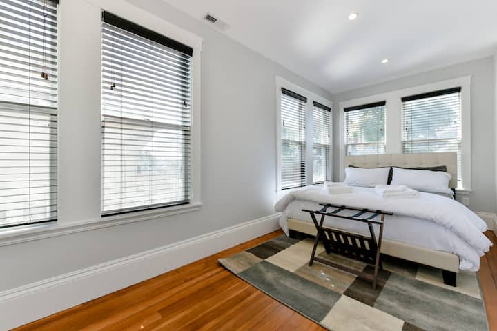 Spacious and Newly Renovated Minutes from Boston