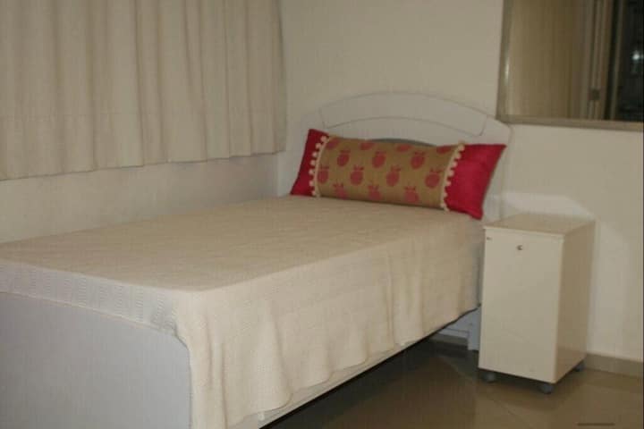 เตียงใหญ่ในห้องชุดรับรองแขก ห้องน้ำเต็มรูปแบบพร้อมฝักบัวไฟฟ้าเทอร์โบ