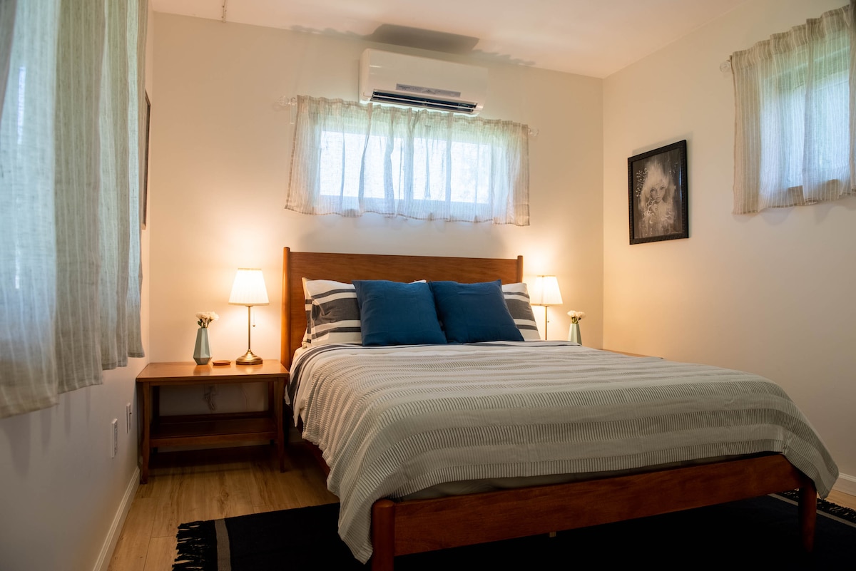 Kitanda cha ukubwa wa malkia.