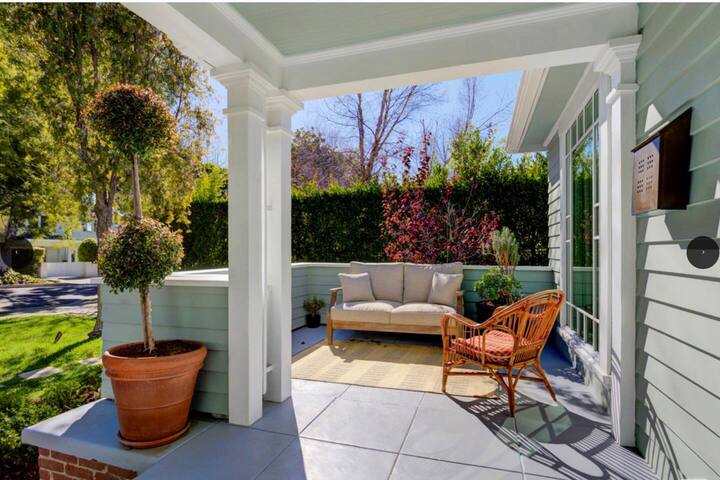 Your Oasis – Decorator Bungalow near Runyon Canyon gallery image 3