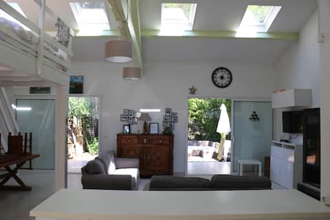 Bright house 50 m from the sea, garden under pine trees