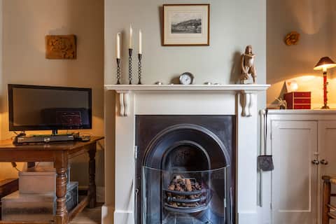 Top performing Airbnb: Wight Cottage in central Cowes in Cowes