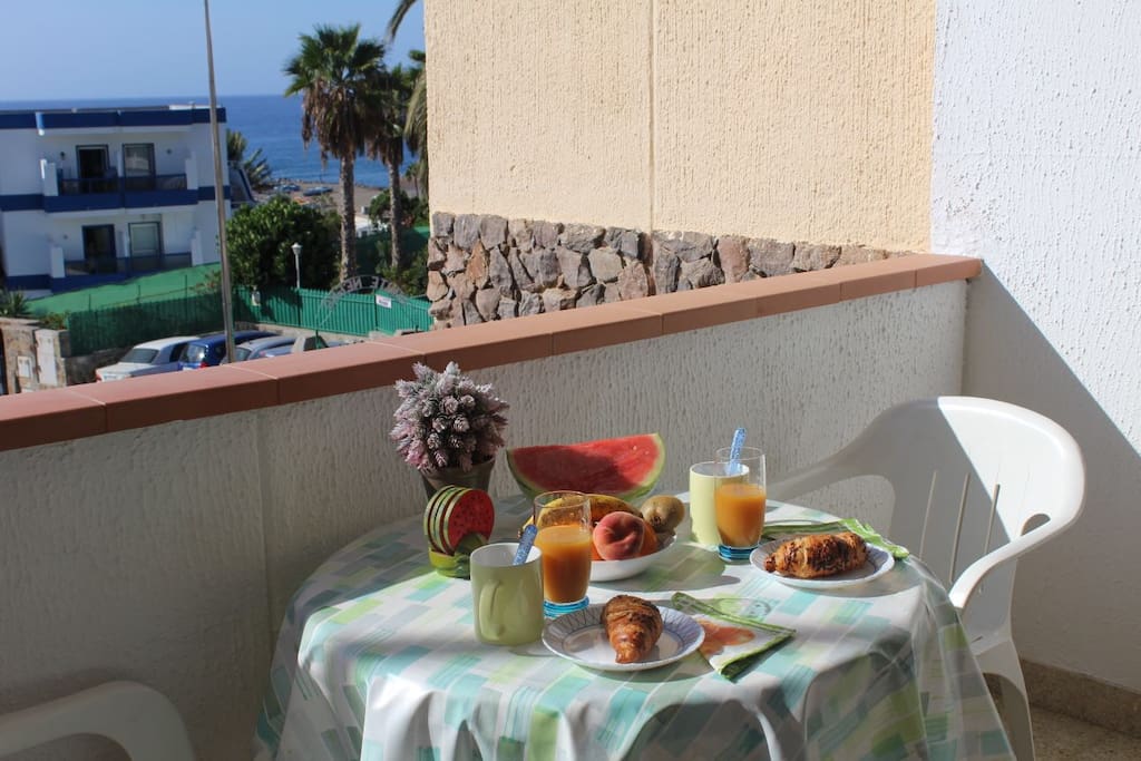 Empezar el día con energía disfrutando del buen tiempo en la terraza