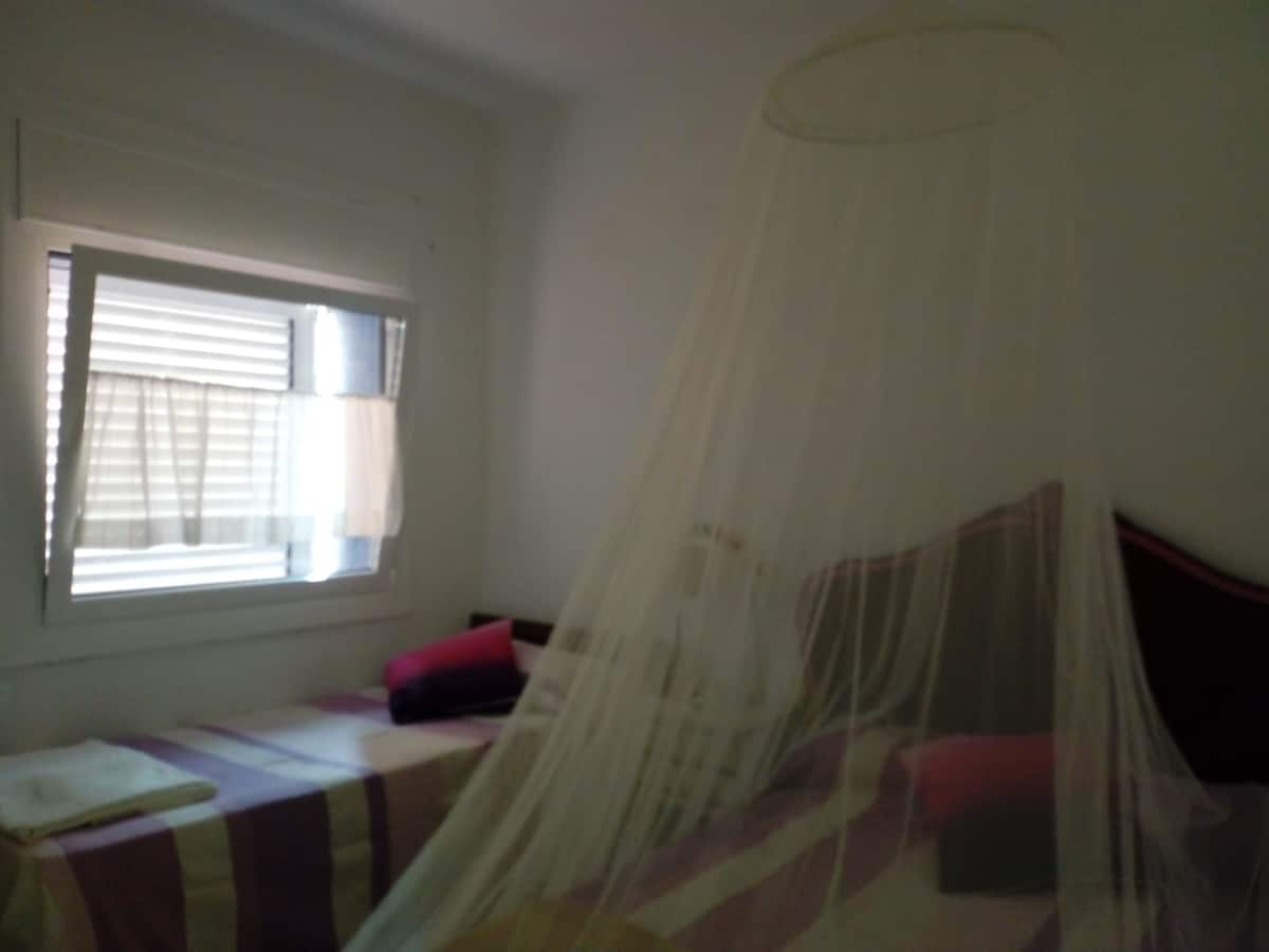 „Ružová“ izba s manželskou posteľou a 1 prístelkou.