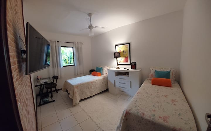 Dhomë gjumi me kuti dyshe. 