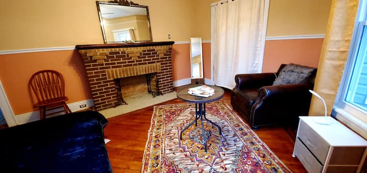 Gold Room in Old American Style House, Near Subway