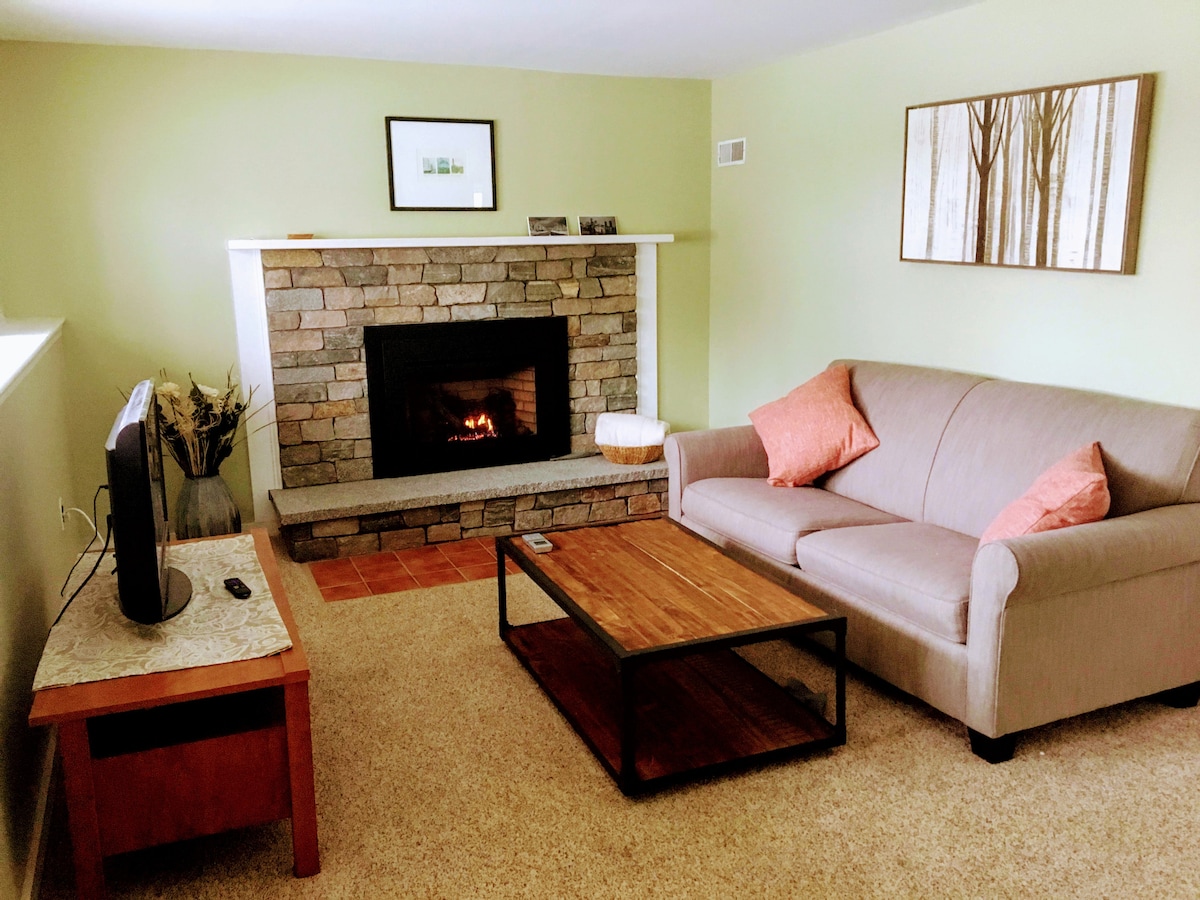 Დაბლა, გასაშლელი დივნით.