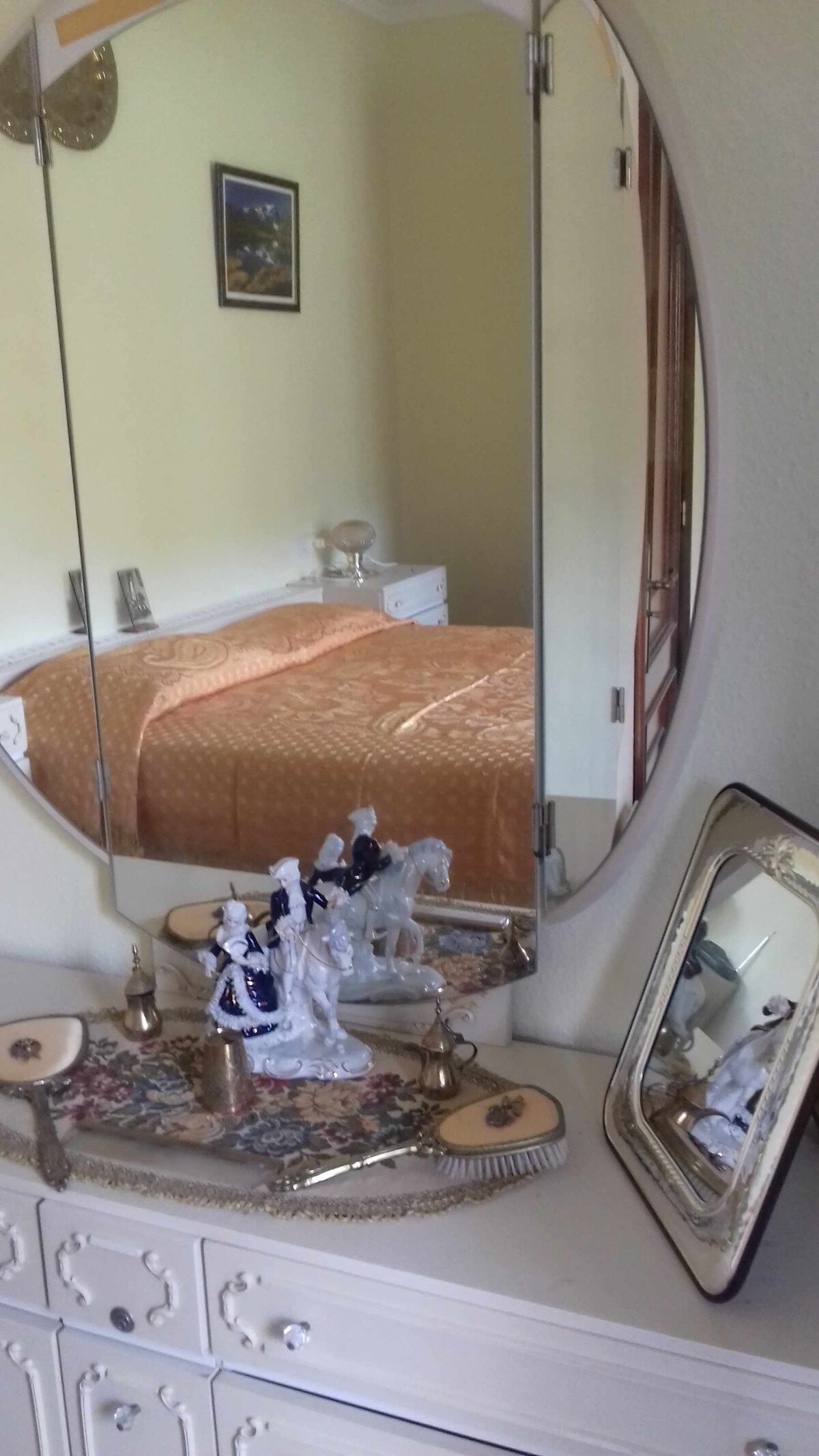 Dormitorio II, espejo del tocador