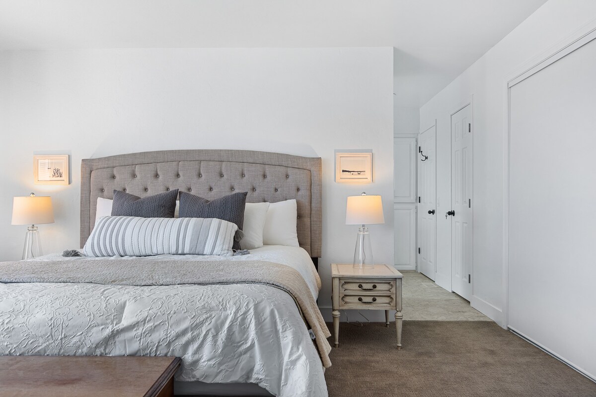 Chumba cha kulala kilicho na roshani mbili zinazoelekea Big Bear Lake. 
