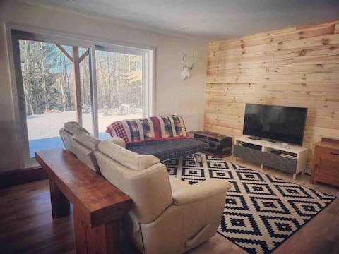 Popular Airbnb listing: Cheerful cottage: great view + fire place in Potton