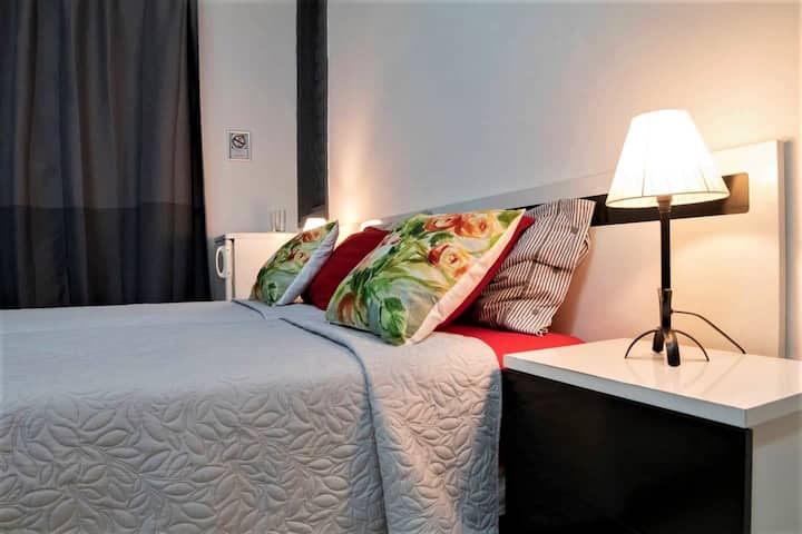 Habitación con aire acondicionado y una cama cómoda para descansar después de recorrer la ciudad. Ofrecemos sábanas, almohadas y fundas. También hay muebles sencillos para acomodar tu ropa y una caja de seguridad.