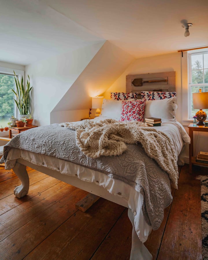 Cozy rustic Cottage // Close to Stowe Cabins for Rent in Elmore