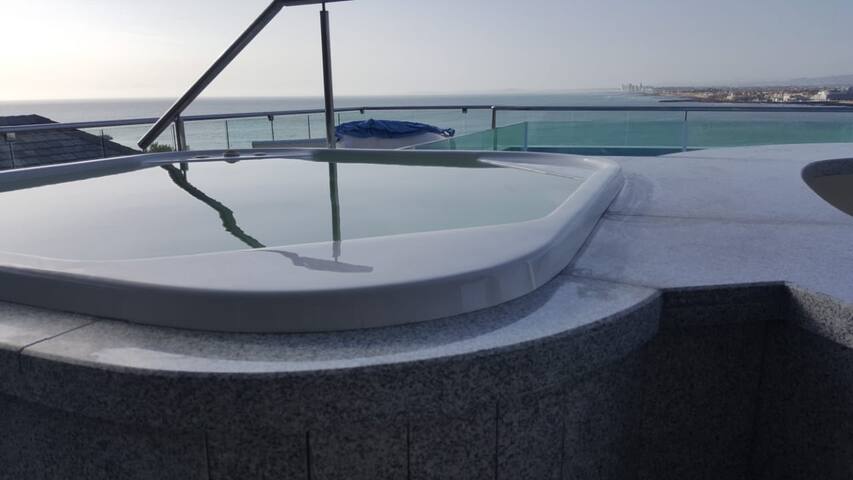 Ultraluxe Penthouse (Sea View) – Solar Powered gallery image 5