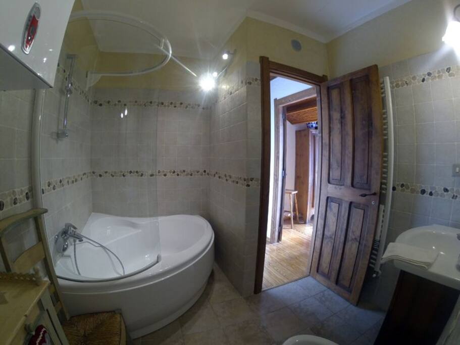 Bagno con doccia e vasca